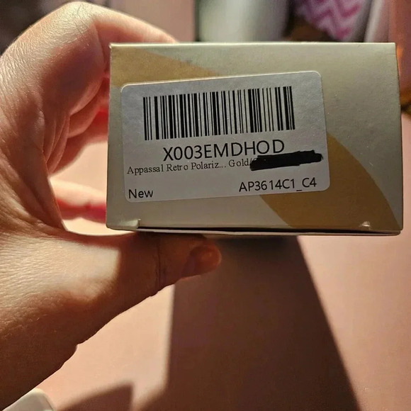 Unisex Black Lenses and Delicate Gold Frame Polarized Aviator Sunglasses - NWOT - Picture 8 of 14